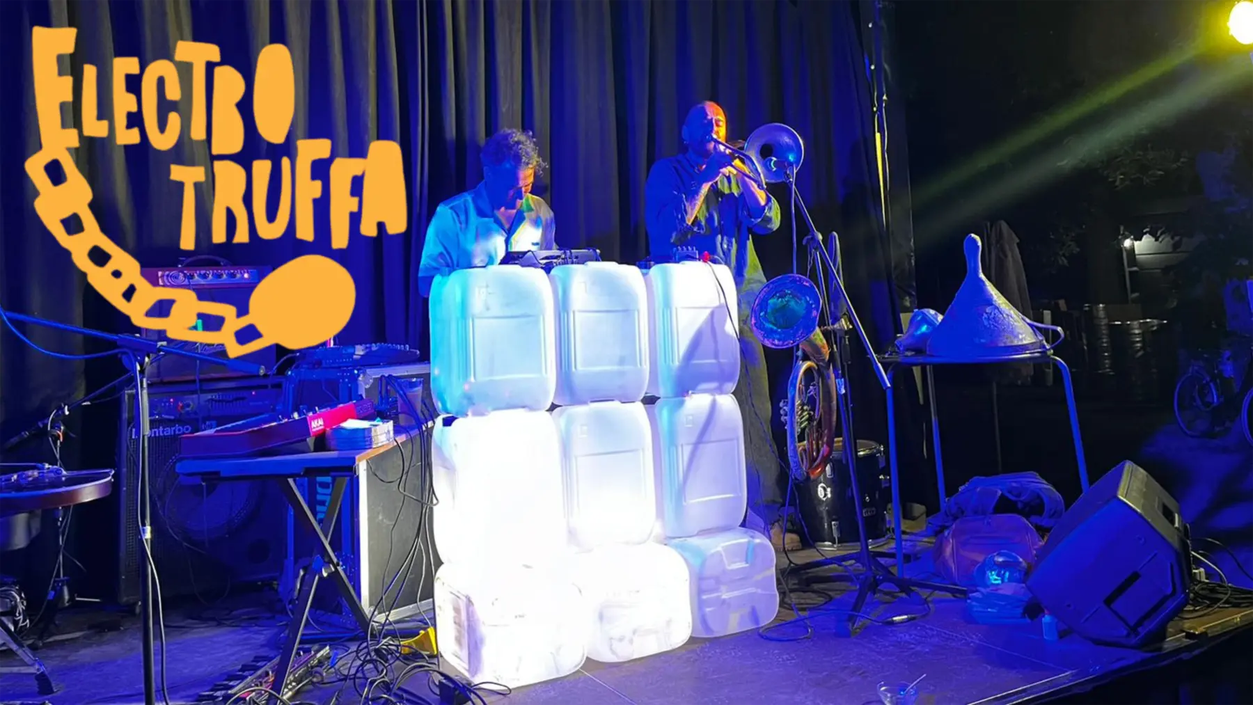 Palco ArterEgo con microfoni, monitor audio, tastiera e cablaggi per un concerto dal vivo