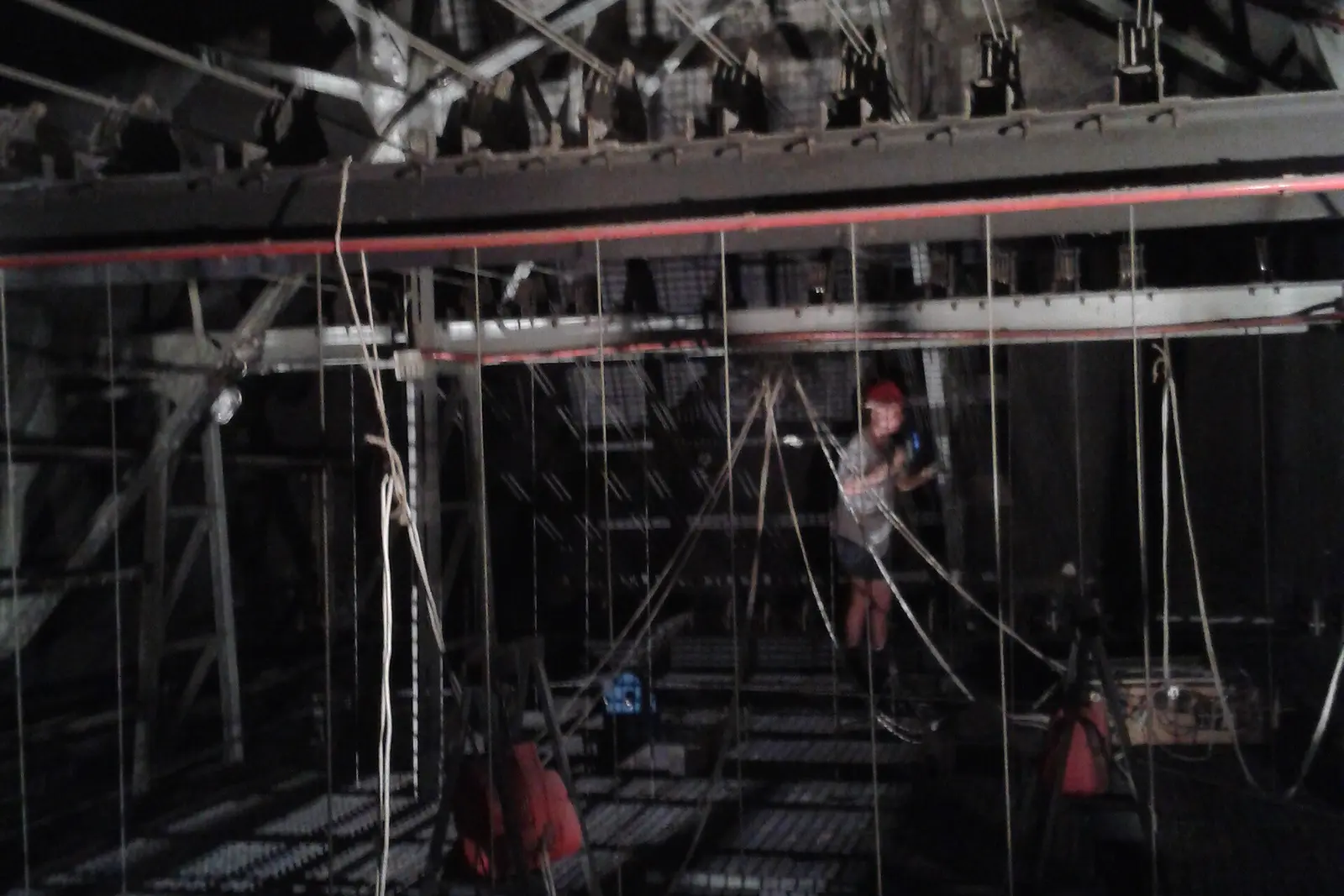 Macchinari e sistemi di movimentazione nella torre scenica di un teatro